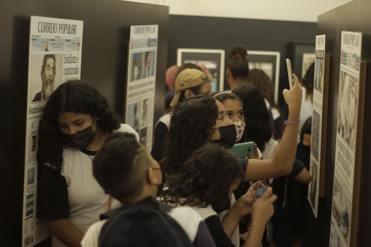Estudantes de escolas de Campinas visitaram a Academia Campinense de Letras, primeiro local a sediar a mostra itinerante que retrata a história do jornal, da cidade e do País (Diogo Zacarias)