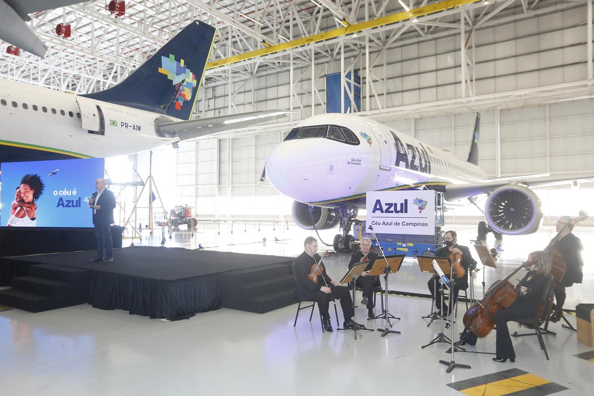 Na fuselagem da aeronave Airbus A320neo, logo abaixo da janela do cockpit, aparece o nome de batismo do avião “Céu Azul de Campinas” (Gustavo Tilio)