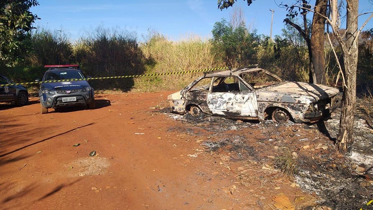 O veículo carbonizado é um Corcel 2, de cor verde (Divulgação)