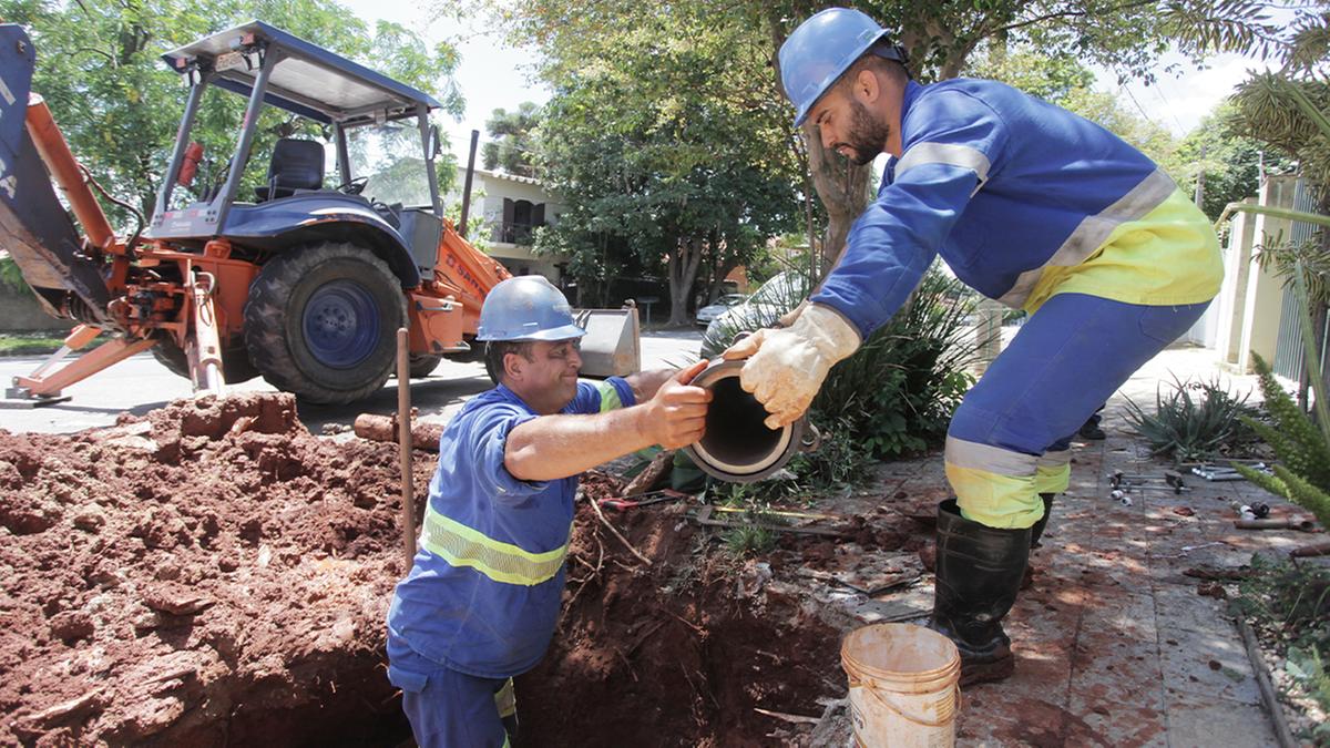 Funcionários da Sanasa substituem canos da rede de água e esgoto em avenida de Campinas: menor índice de perdas do Brasil (Kamá Ribeiro)
