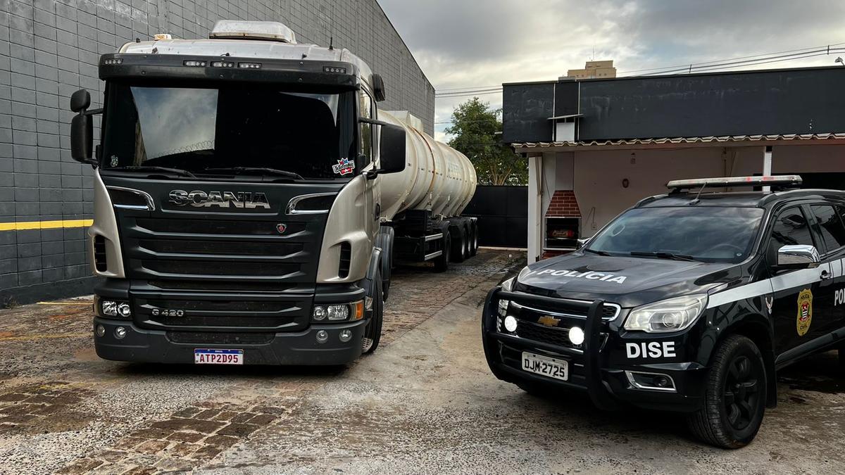 A carreta transportava 38 mil litros de óleo vegetal. No tanque, onde estava o óleo, foram achados nove sacos, com 10 tijolos em cada um. Em apenas um deles havia 1 peça a mais, perfazendo 11 peças (Divulgação)