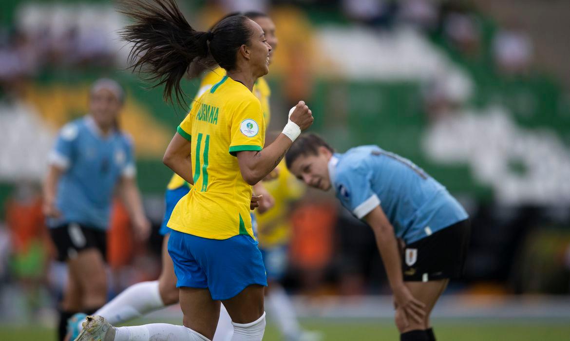 Adriana (foto) se destaca com dois gols na vitória de 3 a 0 (Thais Magalhães/ CBF)