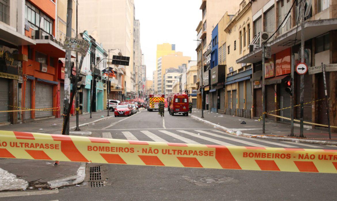 Bombeiros combatem o incêndio na parte externa do edifício (Rovena Rosa/ Agência Brasil)