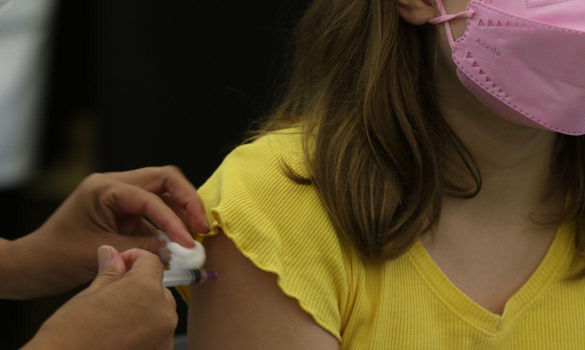 A agência autorizou a imunização com duas doses da vacina, no intervalo de 28 dias (Agência Brasil)