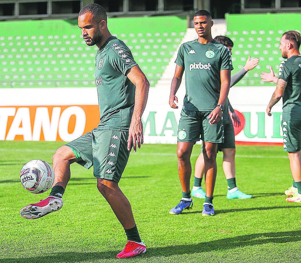 Em destaque o zagueiro João Victor e, ao fundo, seu companheiro de zaga Derlan, atuais titulares (Thomaz Marostegan/Guarani FC)
