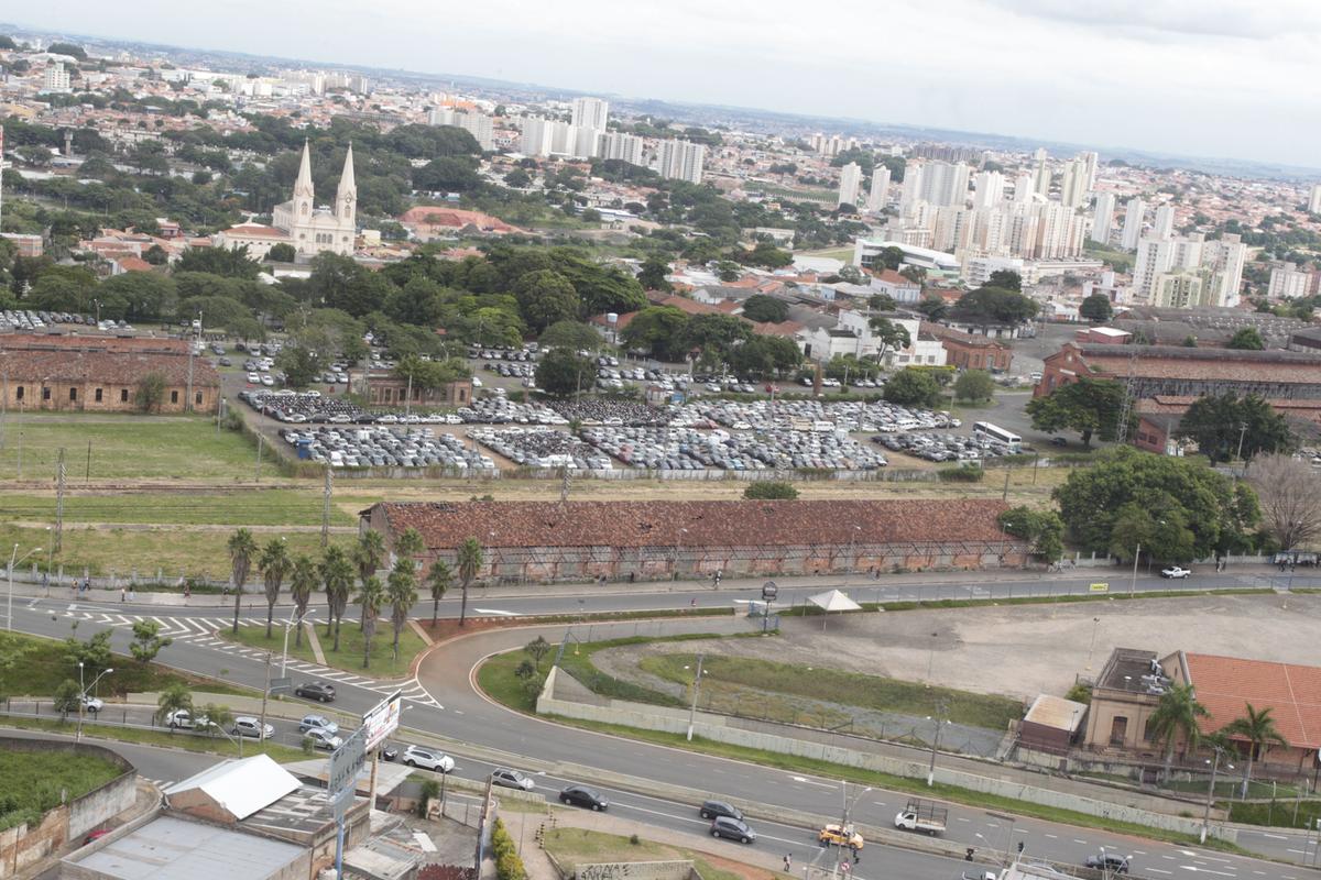 Vista parcial da área de 200 mil m2 que a União cederá a Campinas, com a Vila Industrial ao fundo: espaço que integra o Pátio Ferroviário servirá à construção de empreendimentos comerciais e imobiliários (Ricardo Lima)