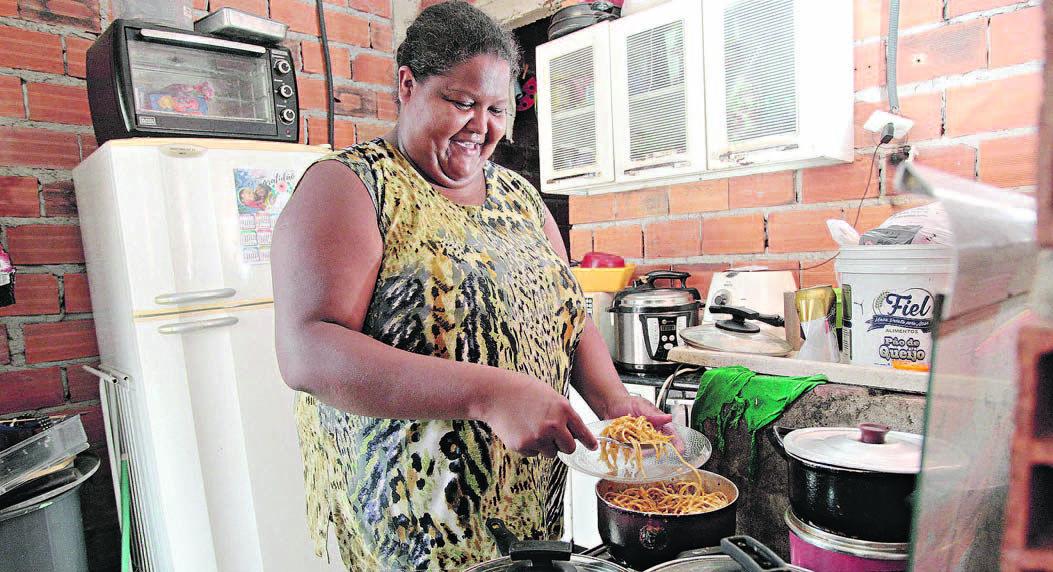 Kaliane dos Santos Nascimento, moradora do Parque Oziel, é uma das contempladas com o Cartão Nutrir, benefício que foi mantido após o fim da calamidade pública devido ao difícil cenário econômico pós-pandemia (Ricardo Lima)