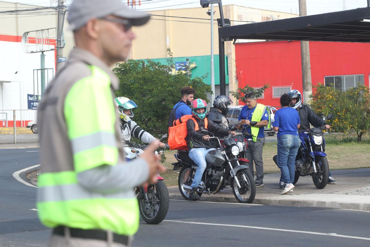 Agentes da Emdec distribuíram folhetos aos motociclistas durante ação de conscientização sobre os riscos do cerol (Ricardo Lima)
