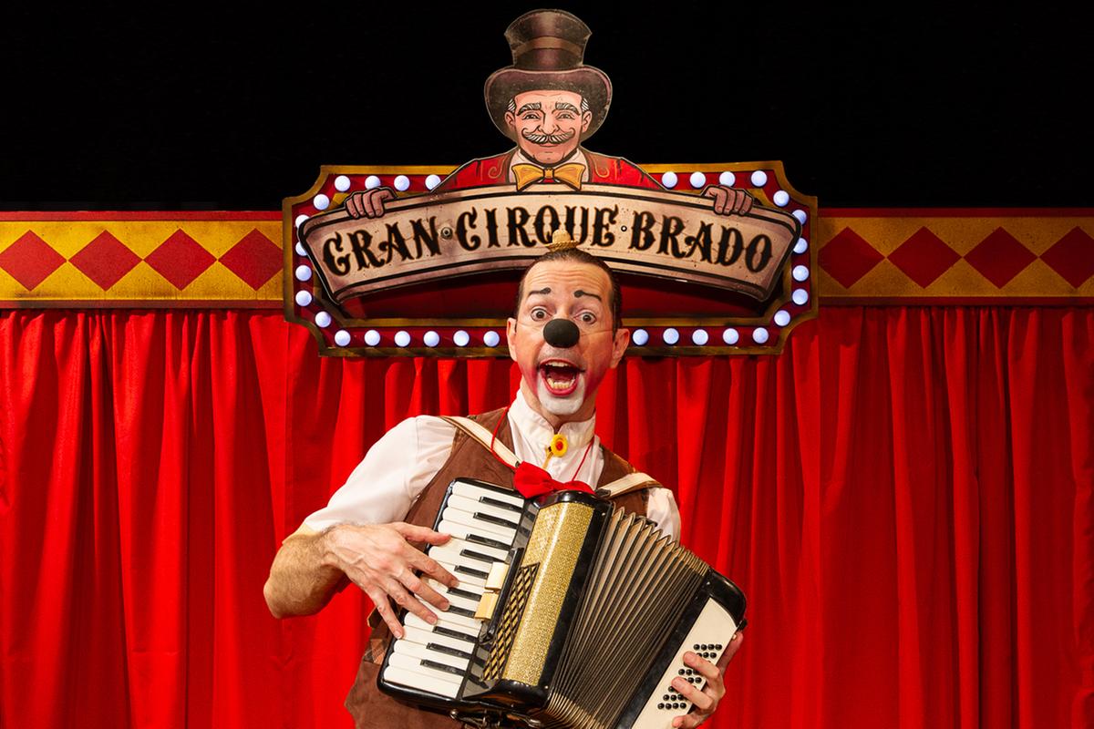 No espetáculo Gran Cirque Brado são mostradas as desventuras dos palhaços que tentam salvar o circo das dificuldades financeiras (Nina Pires)