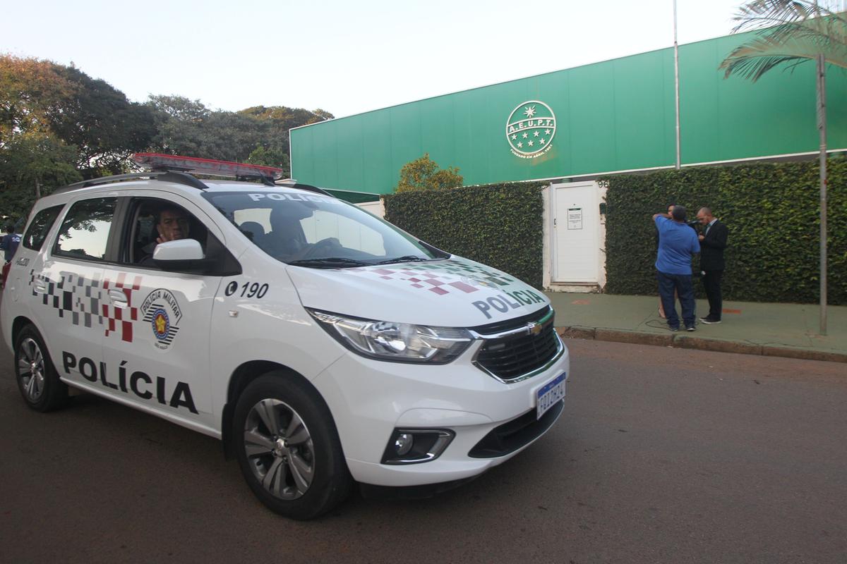 Policiais em frente à sede da Associação Espiritual de Umbanda Pai Tajubim, da qual o acusado é diretor (Ricardo Lima)