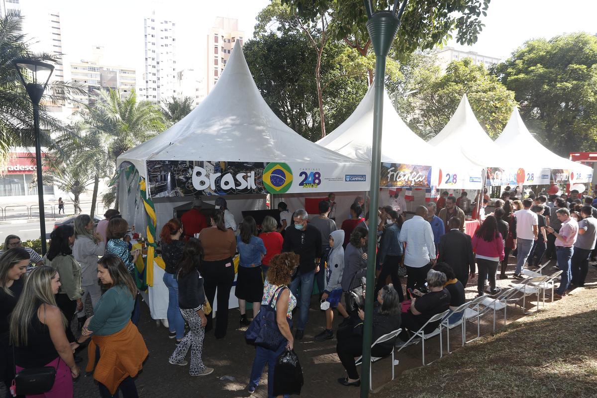 Feira gastronômica com pratos típicos de vários países é montada no Paço Municipal (Gustavo Tilio)