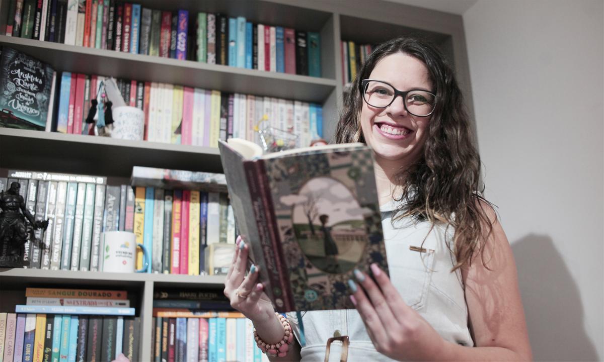 Alessandra de Moura participa de diversos clubes de leitura e até comanda um voltado aos romances: possibilidades de ricas discussões literárias e de fazer novas amizades (Kamá Ribeiro)