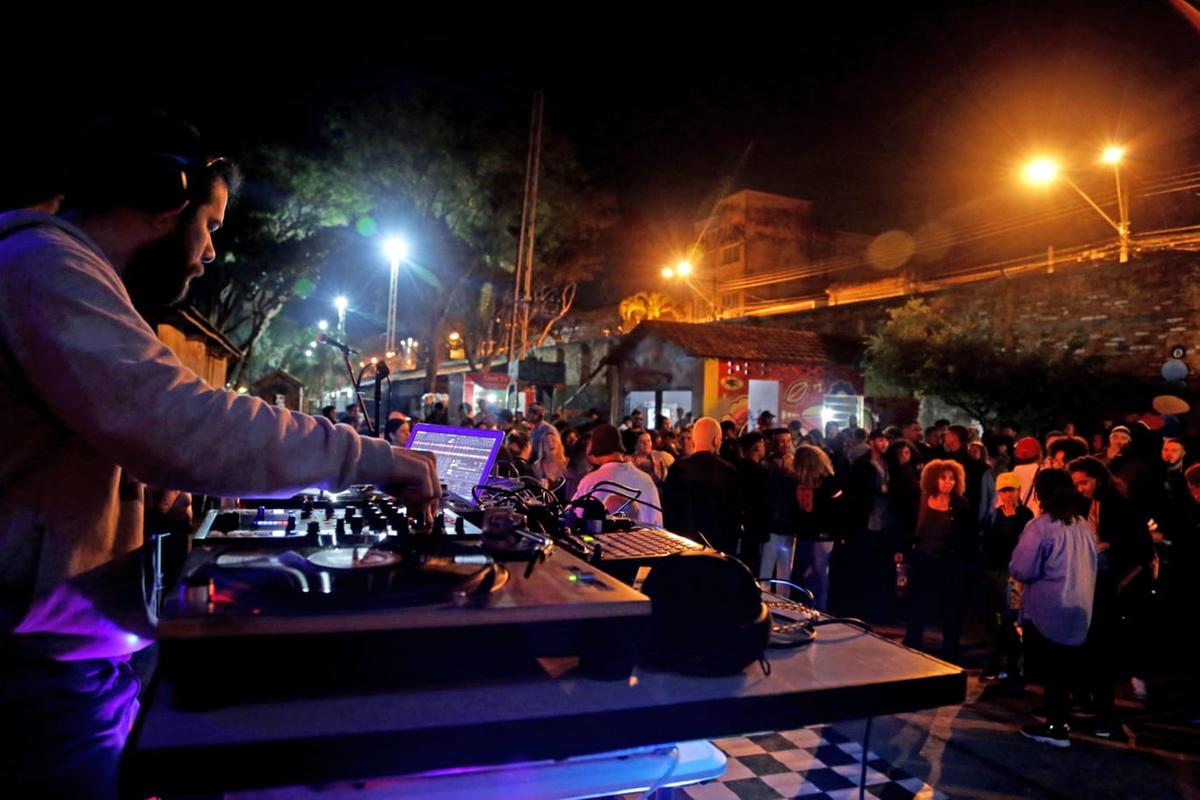 DJs vão comandar a animação na festa na Sala dos Toninhos (Neander Heringer / Divulgação)