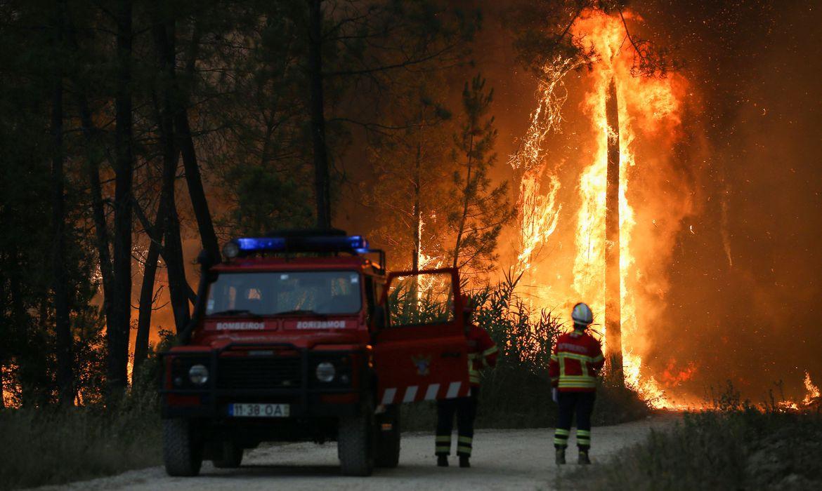 As chamas fogem do controle principalmente na Espanha e na França, onde bombeiros trabalham incansavelmente para dominar o fogo (Reuters/ Rodrigo Antunes)
