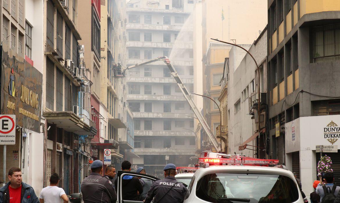 O canteiro de obras já foi montado pela empresa responsável pela demolição do prédio incendiado (Agência Brasil)