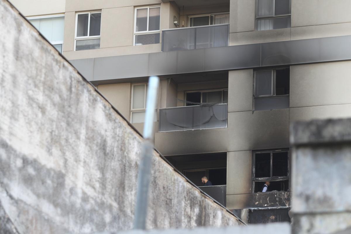 Após o incêndio, moradores retornaram ao prédio na Rua José Paulino para checar os prejuízos materiais (Ricardo lima)