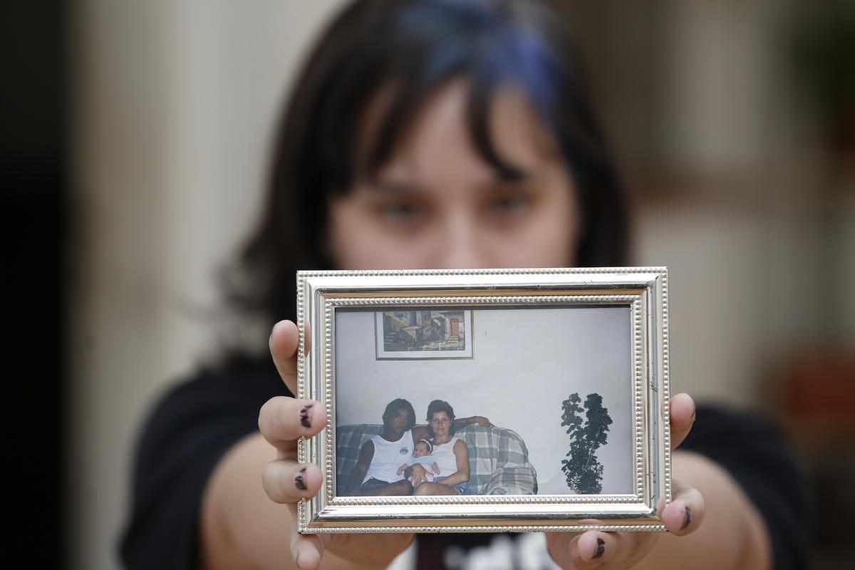 Uma antiga fotografia é uma das poucas lembranças que Isabela do Prado Soares tem de seu pai, cujo nome não constava na certidão de nascimento dela até os 3 anos de idade (Gustavo Tilio)