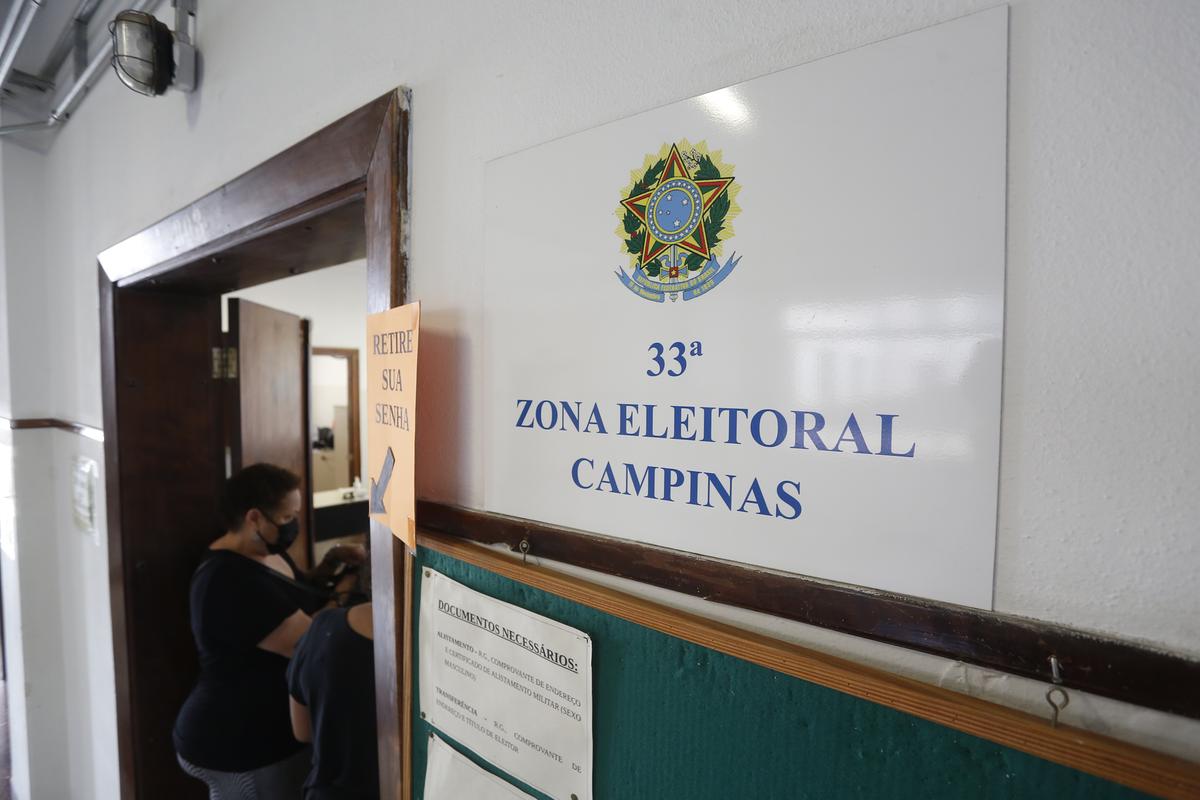 Eleitores buscam atendimento em um guichê da 33ª Zona Eleitoral de Campinas: o prazo para a solicitação da opção do voto em trânsito começou ontem em todo o Brasil (Gustavo Tilio)