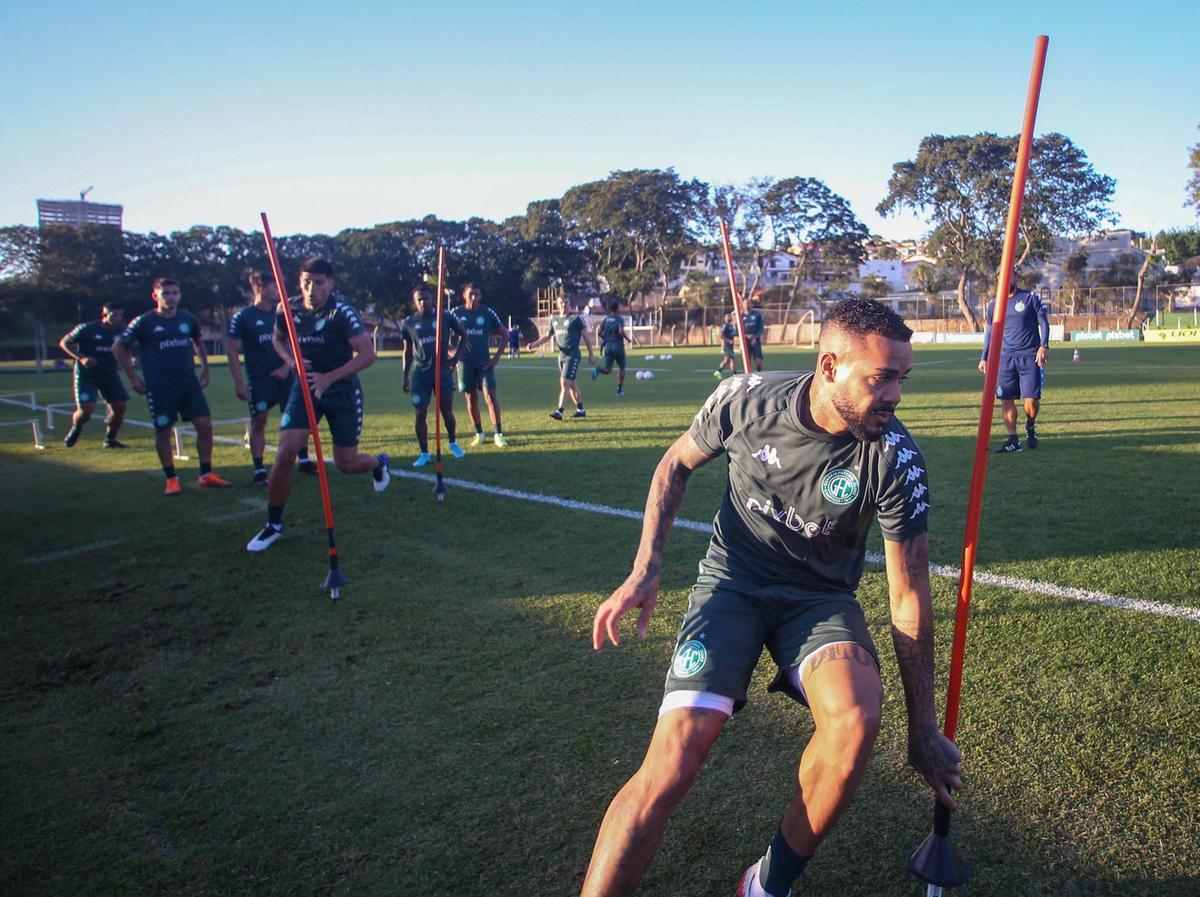 Mozart foca em treinos específicos para melhorar desempenho nas bolas paradas e finalizações (Thomaz Marostegan/Guarani FC)