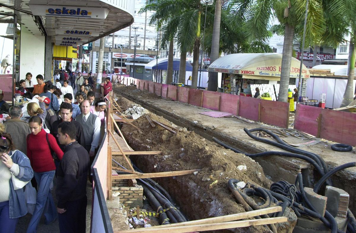 Nas obras da Rua 13 de Maio em 2003, todos os cabos de energia elétrica foram enterrados sob o calçadão, para remover a fiação que ficava suspensa (Cedoc)