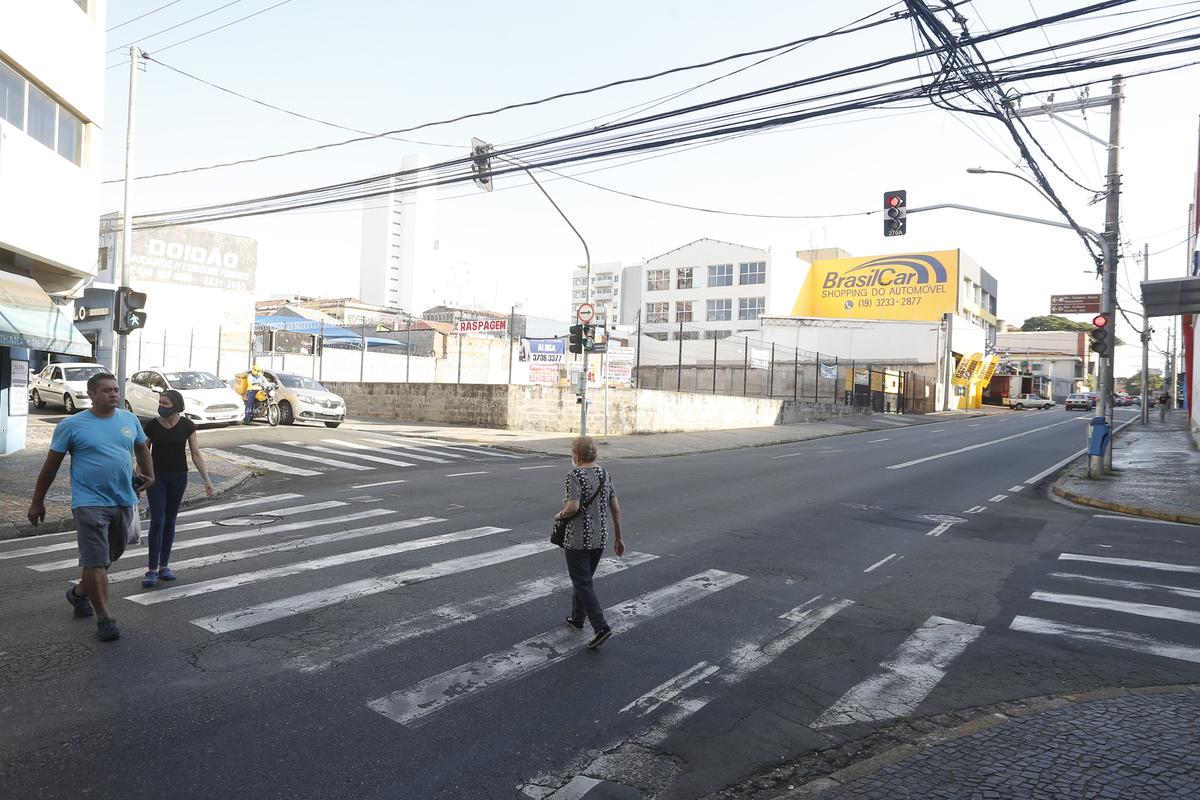 Rua Benjamin Constant, esquina com a Saldanha Marinho, onde o ataque ao carro das mulheres ocorreu (Gustavo Tilio)