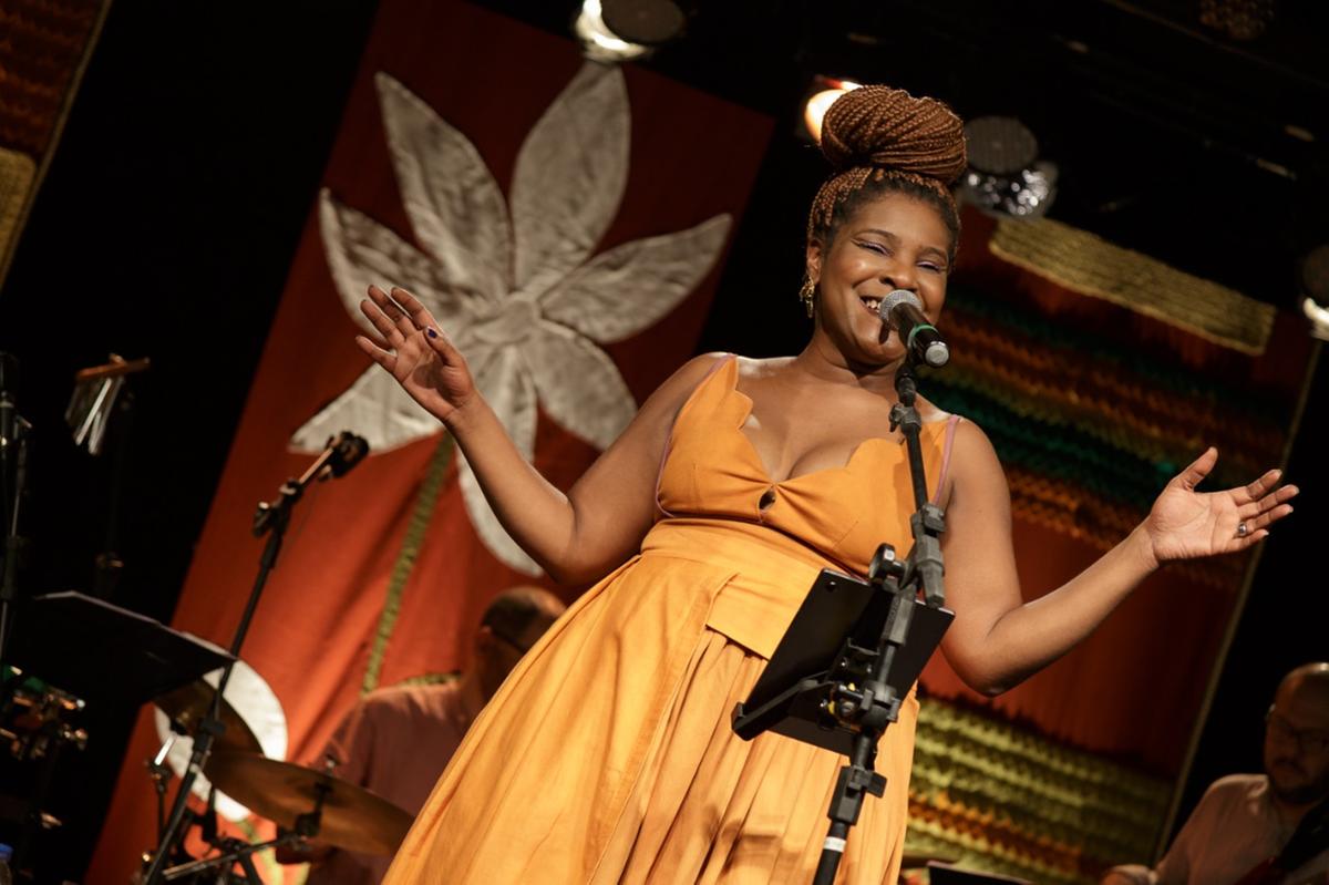 Fernanda Marx leva sua alegria para o palco do Teatro do Sesi, encerrando a turnë comemorativa de uma década de carreira solo (Claudio Frateschi / Divulgação)