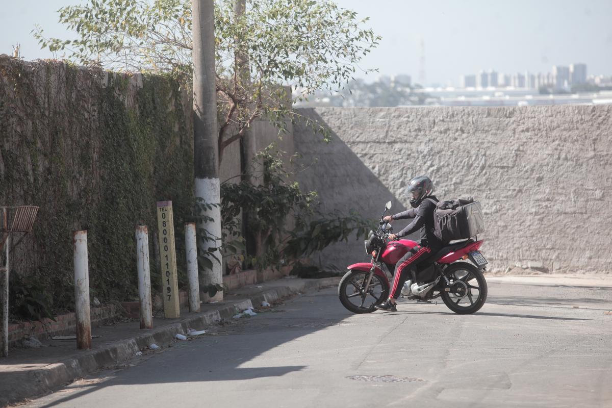 Motoboy foi surpreendido ontem ao deparar com o muro reconstruído no bairro Chácara Acaraí, no momento de fazer entregas na região; a alternativa foi retornar e trafegar pela rodovia (Kamá Ribeiro)