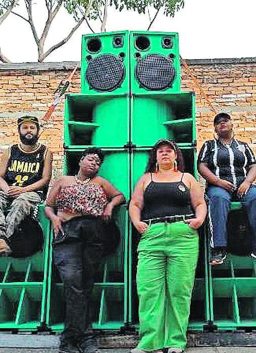 DJs do Ruffneck Sound System, grupo que pesquisa a música jamaicana (Divulgação)