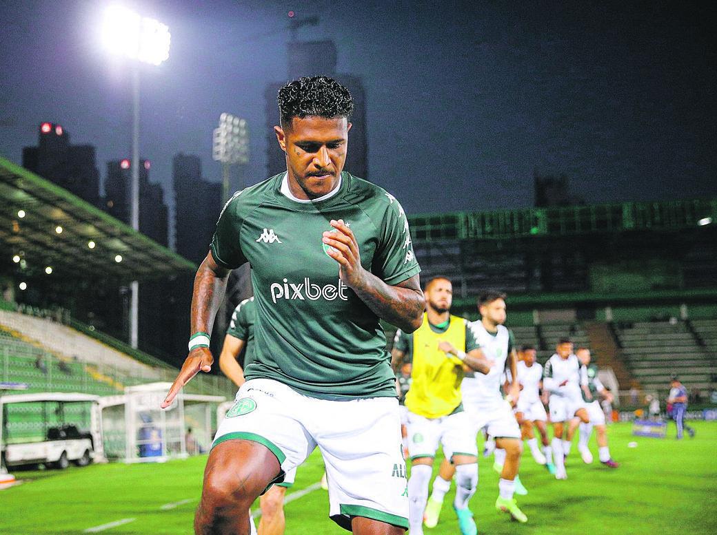O volante Rodrigo Andrade, em destaque, deve permanecer no time titular do Guarani (Thomaz Marostegan/Guarani FC)
