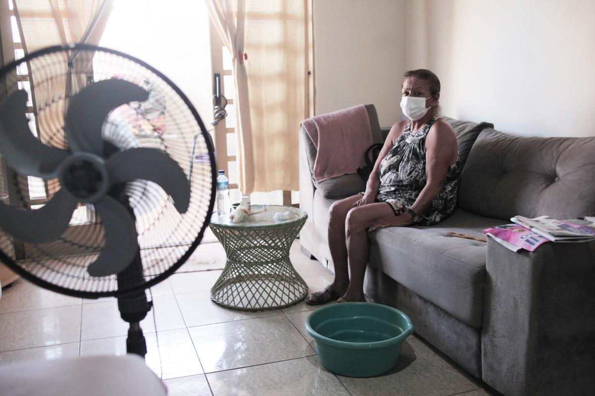 Gilda da Silva dos Santos, de 64 anos, tem sangramentos constantes no nariz em virtude do ar seco e, por isso, sempre mantém uma bacia com água por perto, em sua casa (Kamá Ribeiro)