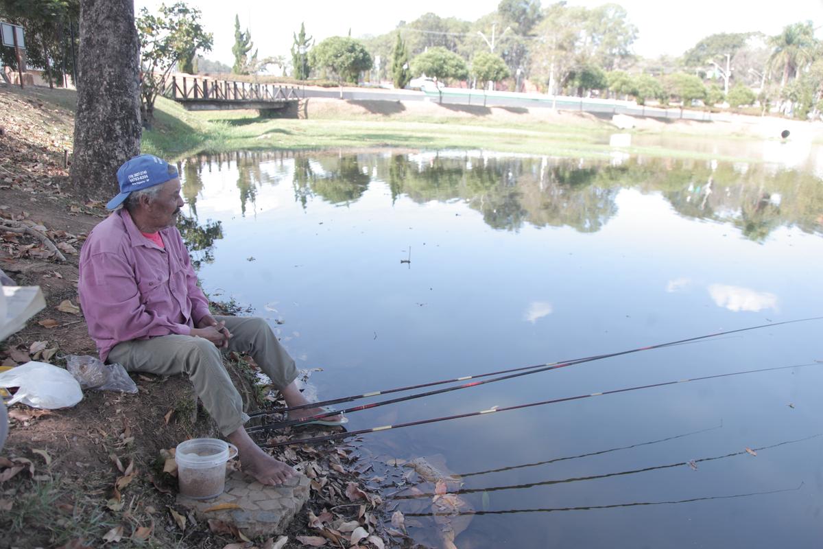 Há 38 anos, o aposentado João Gomes costuma pescar na barragem em Holambra, que está localizada em área urbana, cercada por casas, lanchonetes, restaurante e vias públicas (Kamá Ribeiro)