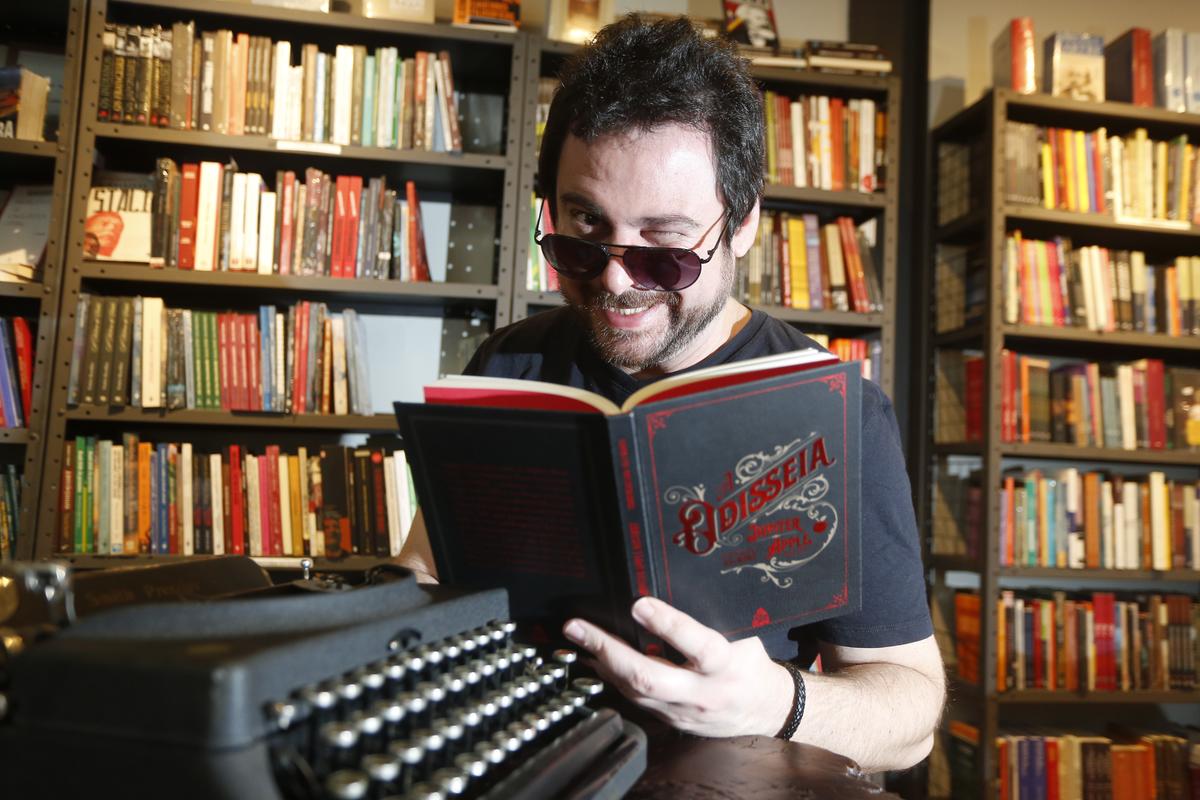 Juli Manzi já está em Campinas para a tarde de autógrafos, bate-papo e apresentação musical visando resgatar a história do icônico artista psicodélico Flávio Basso, que ficou conhecido como Júpiter Maçã (Gustavo Tilio)