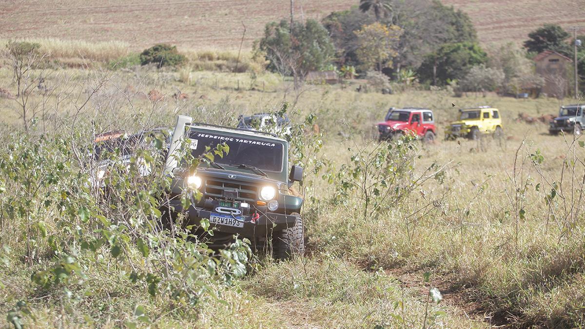 Jovens e adultos com deficiência foram levados pelos jipeiros para um passeio por várias trilhas de uma área rural de Campinas, ultrapassando buracos e lugares com muito barro (Kama Ribeiro)