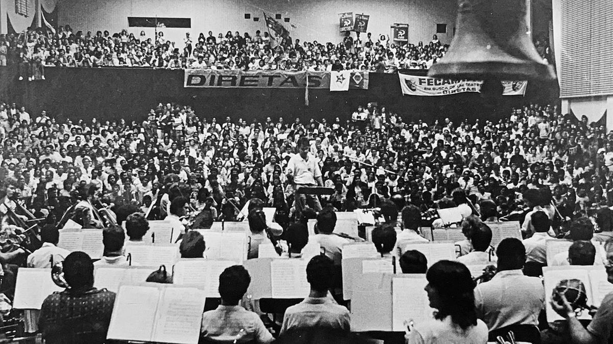 Cena do documentário de Caue Nunes: OSMC participou ativamente do movimento Diretas Já e se apresentou no Vale do Anhangabaú (Divulgação)