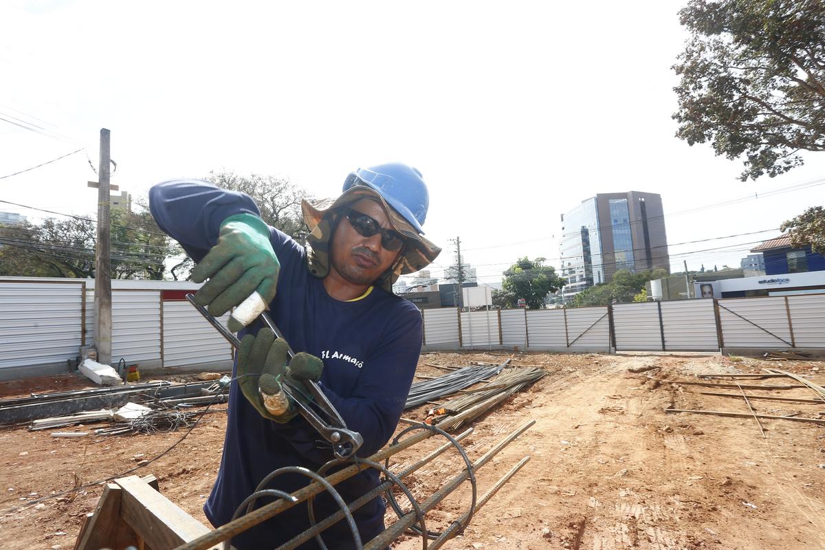 O armador Rojane Souza Santos comemora ter conseguido emprego: “Agora posso voltar a sonhar com alguma coisa”, afirmou, enquanto montava estruturas de ferro em uma obra (Gustavo Tilio)