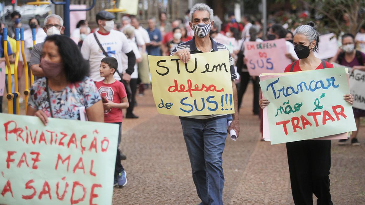 Manifestantes percorrem as ruas do Centro em protesto contra a terceirização da UPA São José (Kamá Ribeiro)