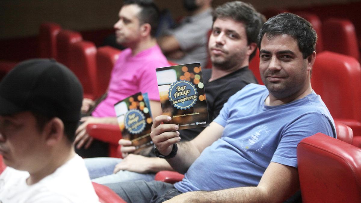 Proprietários de bares e restaurantes receberam a cartilha no evento (Kamá Ribeiro)