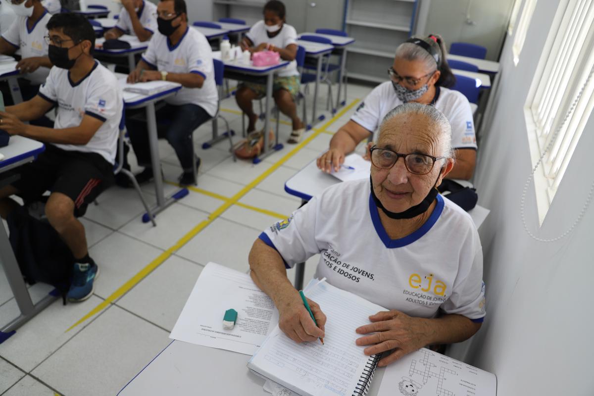Maria Pereira de Souza, de 75 anos: ‘Decidi que estudaria para aprender a ler o ônibus. É muito difícil precisar pedir ajuda o tempo inteiro. Hoje, já estou conseguindo escrever meu nome’ (Dominique Torquato)