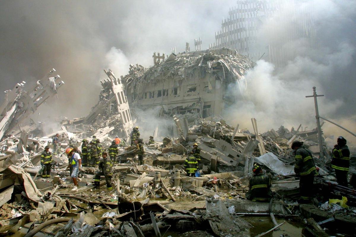 Dois aviões foram sequestrados e lançados em ataques kamikazes contra o World Trade Center, transformando em ruínas as duas torres, consideradas símbolos norte-americanos (Cedoc/Rac)