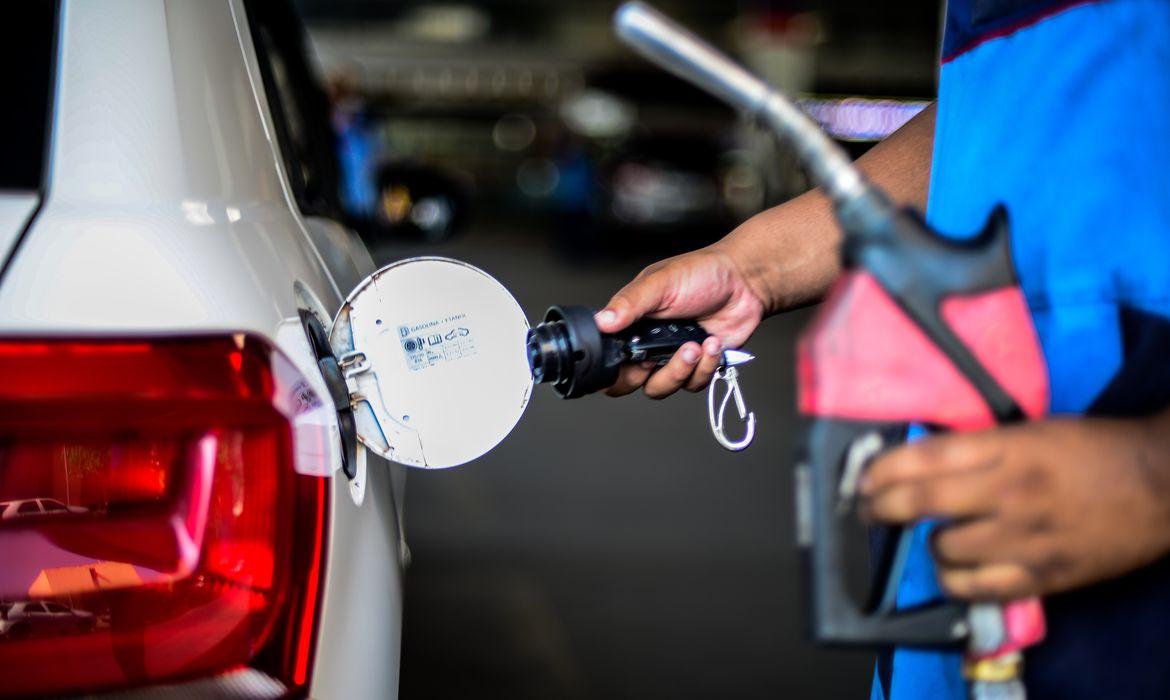 O litro do combustível teve uma queda de R$ 0,20 (Marcello Casal Jr/ Agência Brasil)