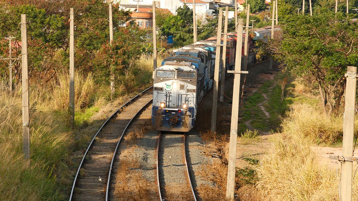 Trem trafega por trecho de ferrovia no perímetro urbano de Campinas: atraso em obras de manutenção da malha prejudica segurança dos moradores (Gustavo Tilio)