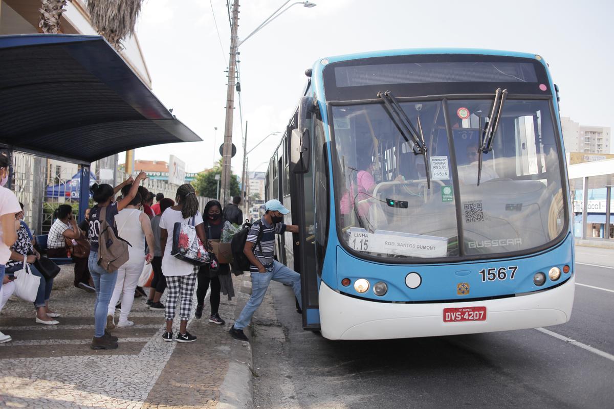Passageiros se apressam para embarcar no ônibus da linha 1.15 na Avenida João Jorge, no Centro de Campinas: Idec elogia o compromisso de aquisição de 128 ônibus elétricos previsto no edital de licitação do transporte (Kamá Ribeiro)