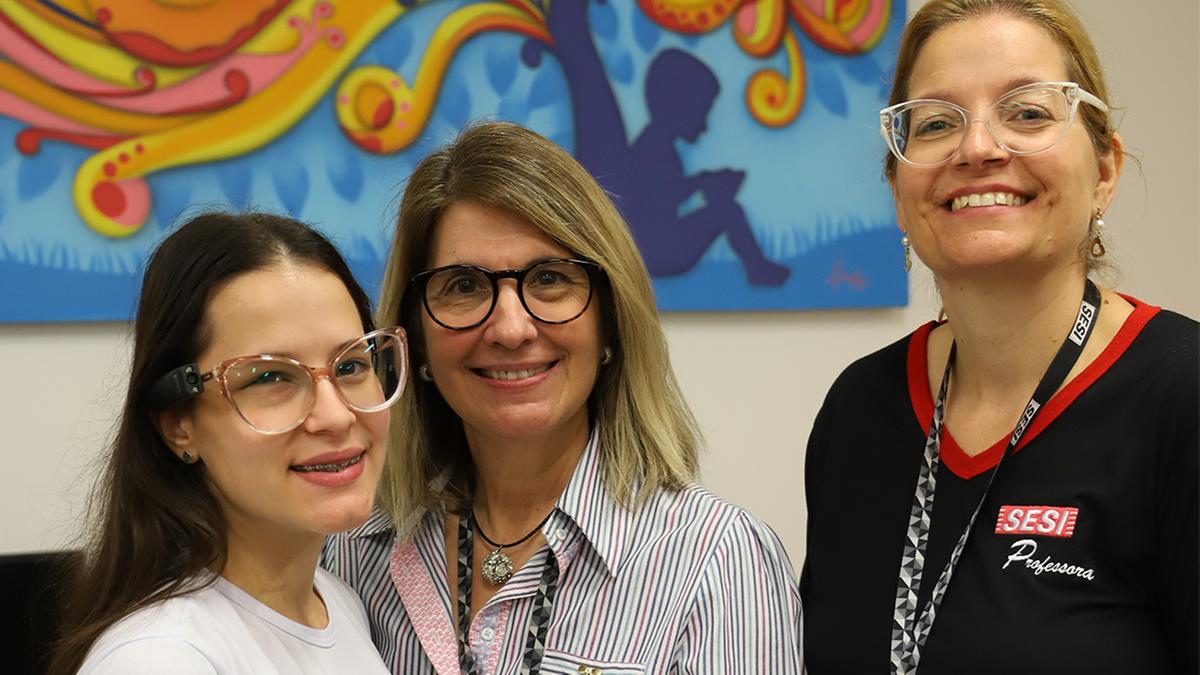 Renata Bonaldo, de 17 anos, utiliza aparelho disponibilizado pela Escola Sesi de Valinhos, ao lado sua mãe, Alessandra Bonaldo e a diretora do Sesi de Valinhos, Marta Gonzaga (Dominique Torquato)