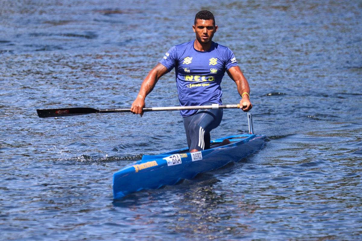 Isaquias Queiroz é campeão mundial de canoagem, em Halifax (Fábio Canhete/CBCa)