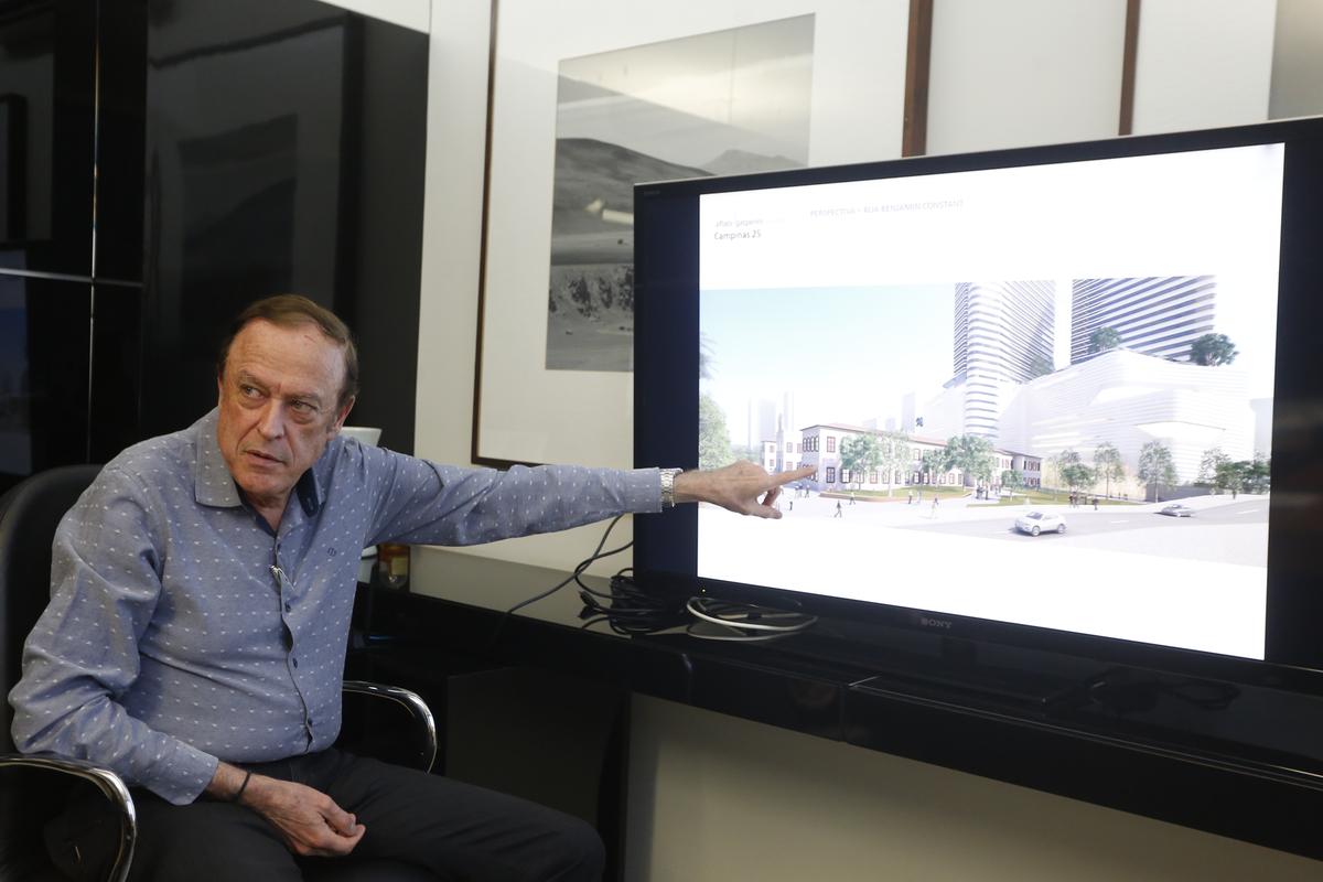 Engenheiro Max Lobato Sales, Diretor Superintendente da Sena, mostra o projeto do novo complexo hospitalar e imobiliário na área que abriga a Santa Casa e o hospital Irmãos Penteado, no Cambuí, em Campinas (Gustavo Tilio)