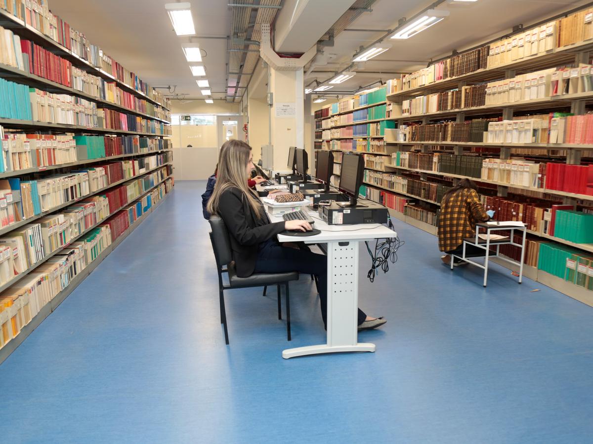 Bibliotecas da Universidade investem em modernização constante para preservar e divulgar obras (PUC-Campinas)