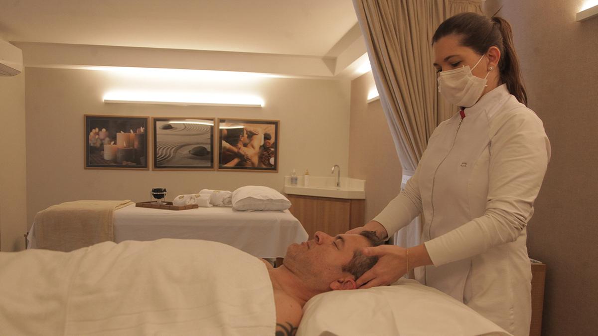 A fisioterapeuta Fernanda Suter de Oliveira aplica a massagem relaxante, uma das preferidas pelos homens (Kamá Ribeiro)