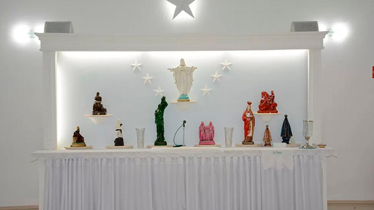 Altar da Associação Espiritual de Umbanda Pai Tajubim: local retomará o atendimento ao público (Reprodução/Site oficial)