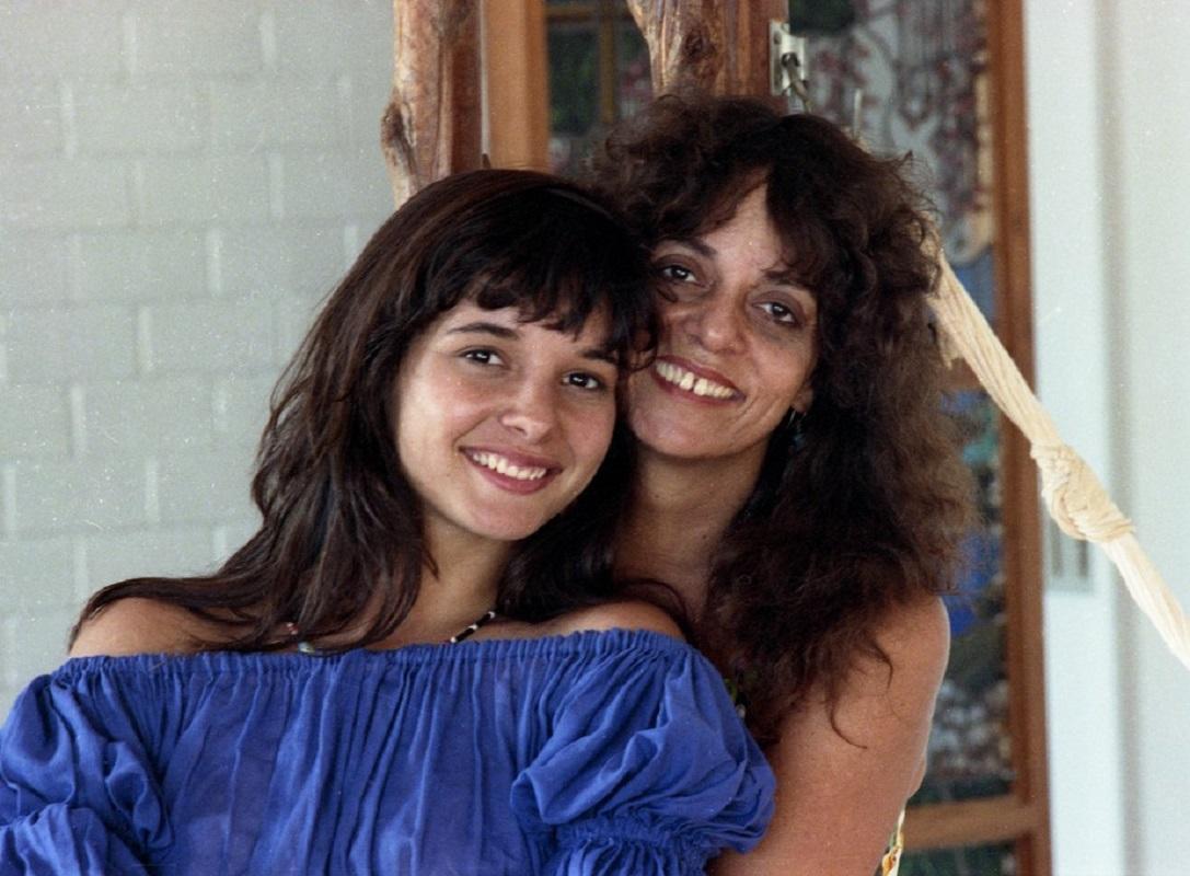 Daniella e sua mãe Glória Perez: as duas trabalhavam juntas na novela “De Corpo e Alma”, em 1992, quando a jovem foi assassinada (Divulgação)