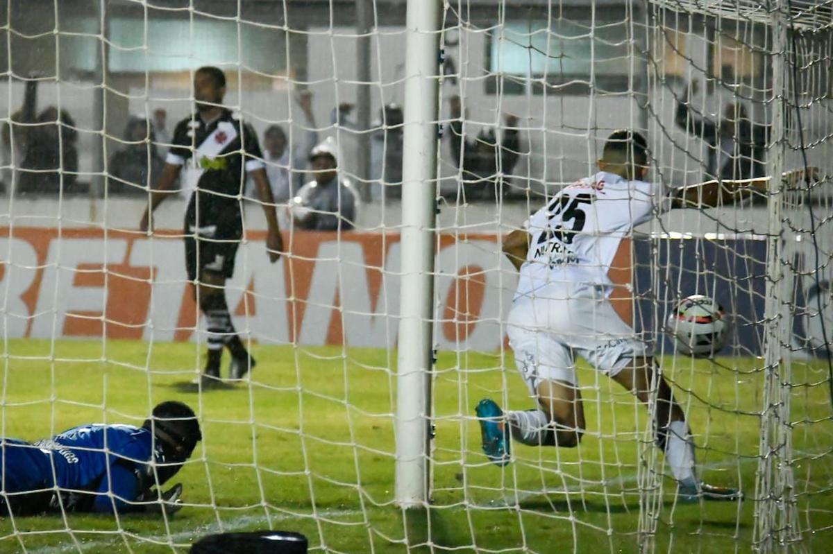 Wallisson abre o placar da vitória contundente da Macaca sobre o Vasco nesta terça-feira no Moisés Lucarelli (Álvaro Jr./PontePress)